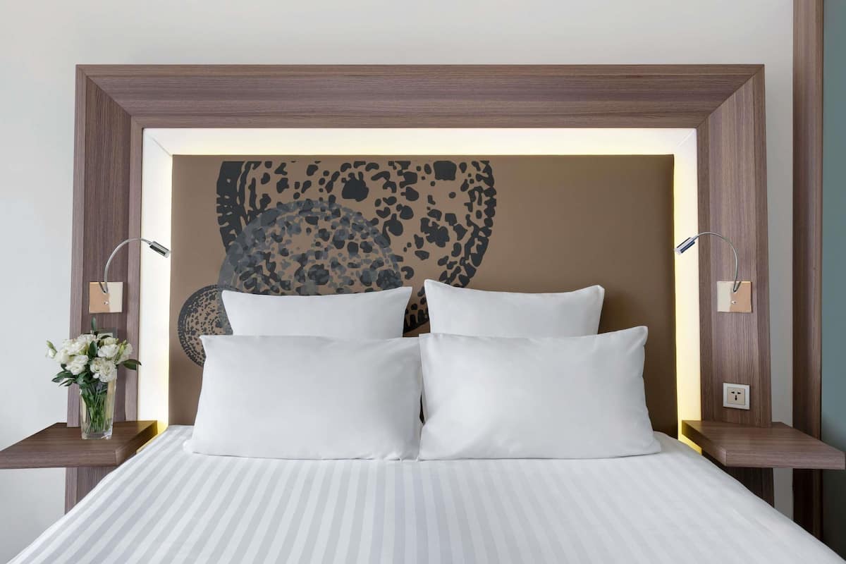 Habitación ejecutiva, 1 cama Queen size | Edredón, minibar, caja de seguridad en la habitación y escritorio