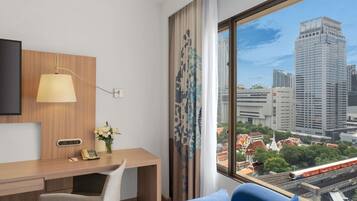 Premier Room, 1 King Bed (Executive) | Down comforters, minibar, in-room safe, desk