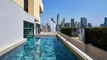 Piscina no terraço com vista para o horizonte da cidade.