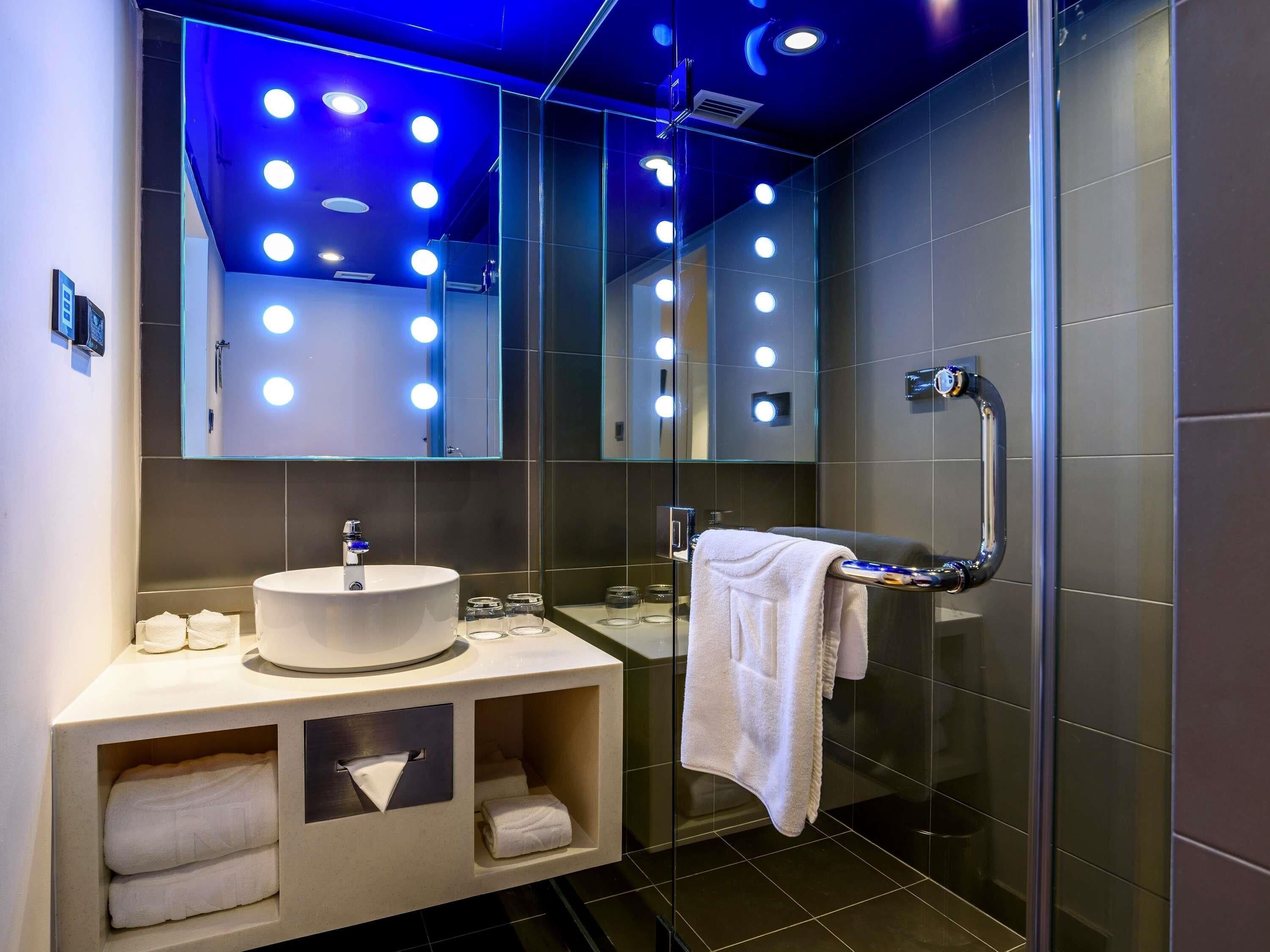 Donzen dekbedden, een minibar, een kluis op de kamer, een bureau