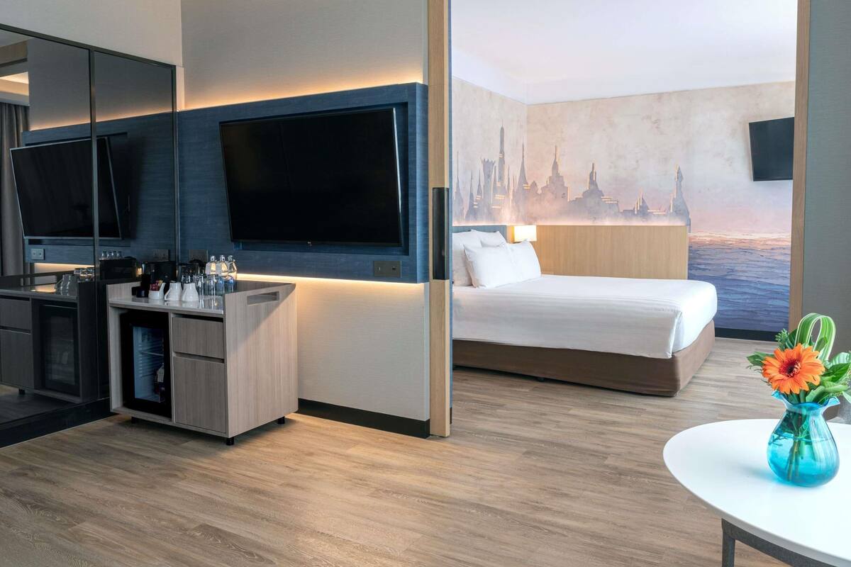 Junior Suite, 1 Queen Bed | Down comforters, minibar, in-room safe, desk