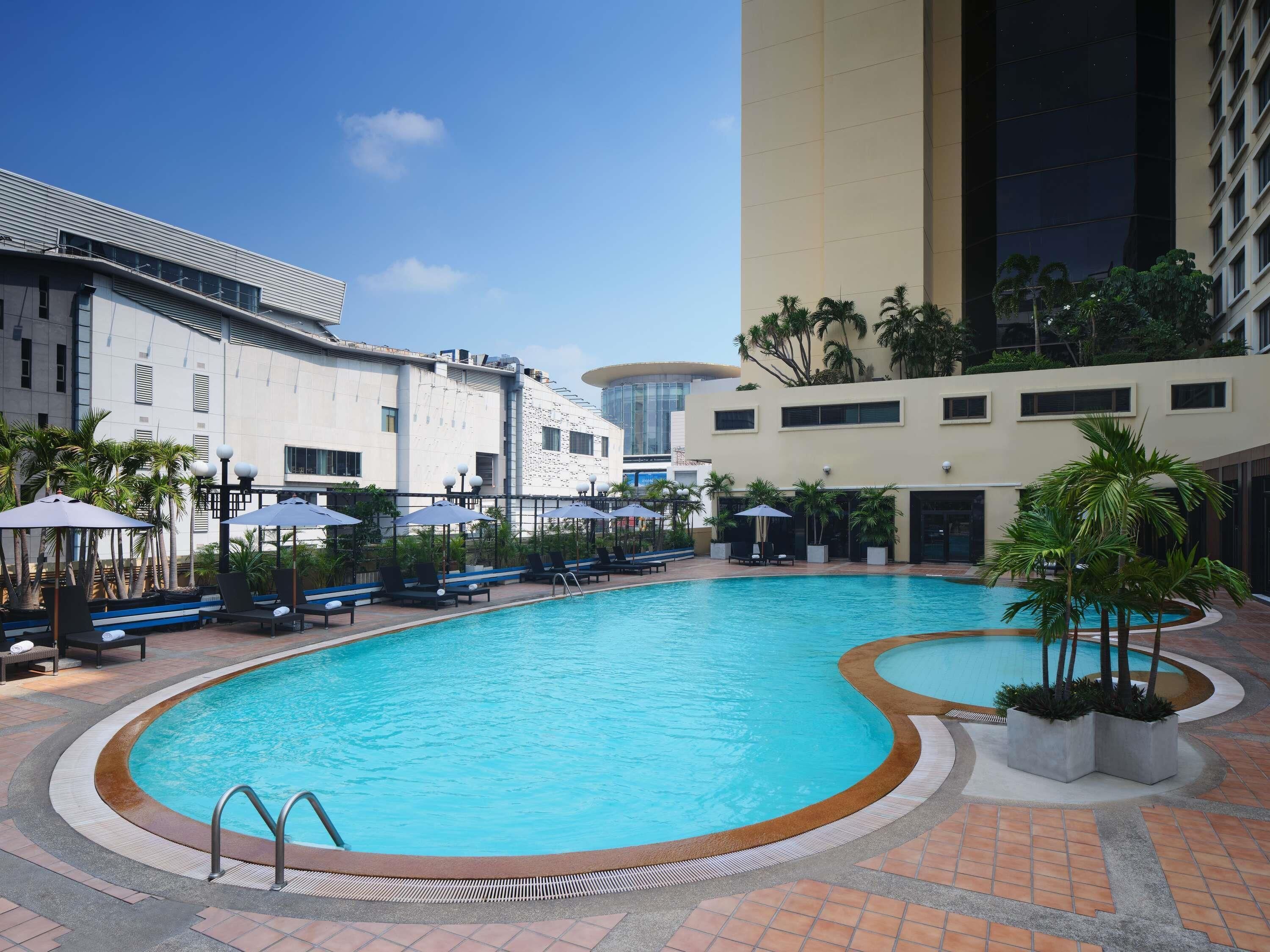 Outdoor pool, pool umbrellas, sun loungers