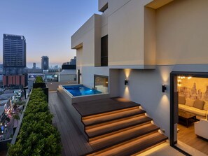 羽绒被、迷你吧、客房内保险箱、办公桌