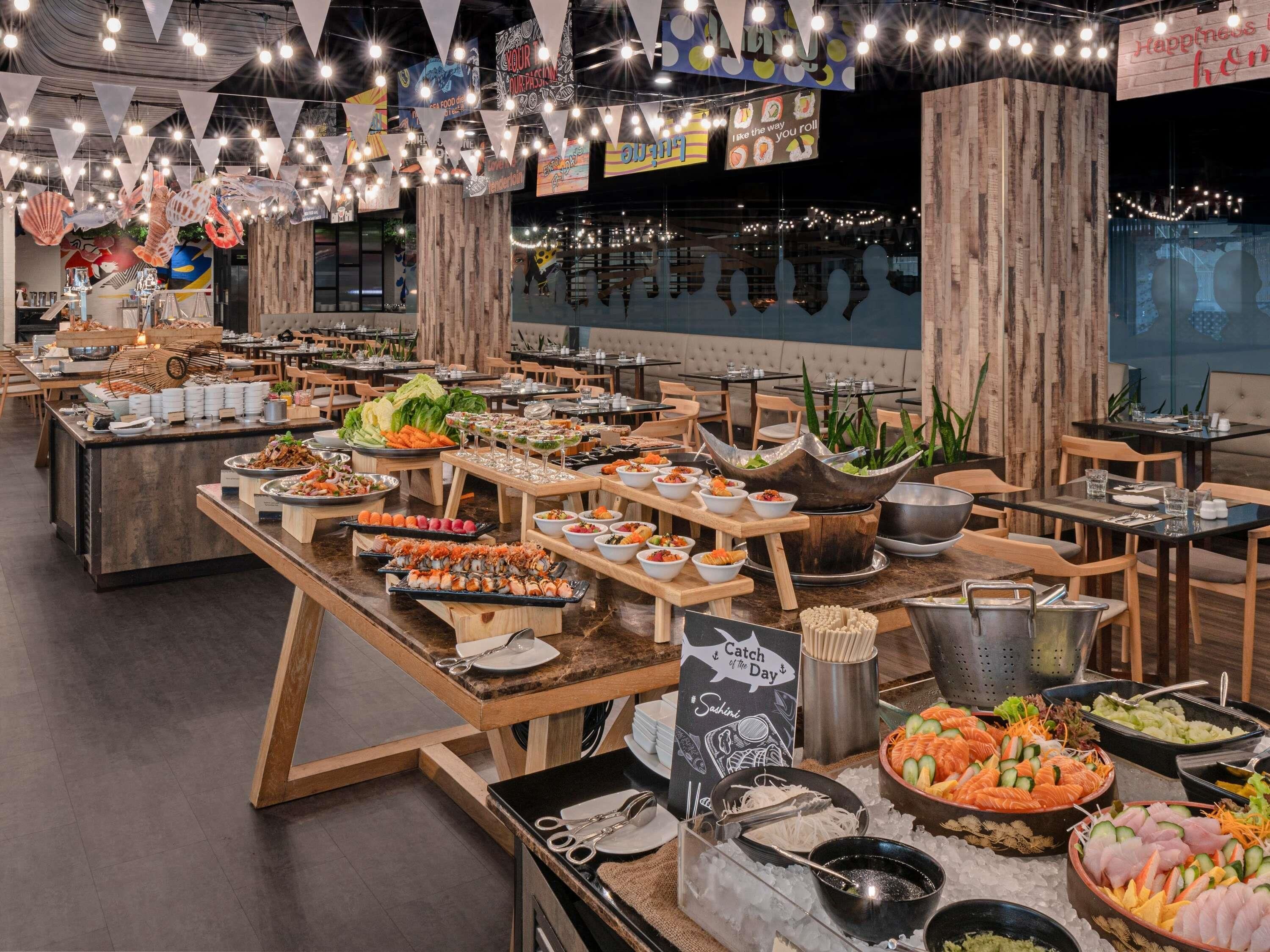 Melayani sarapan dan makan siang dengan sajian masakan internasional