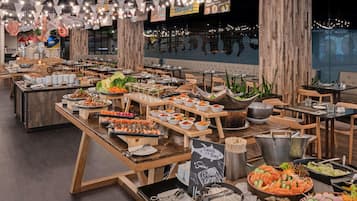 Melayani sarapan dan makan siang dengan sajian masakan internasional