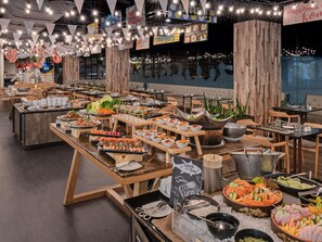 Breakfast, lunch, dinner served; international cuisine  - Novotel Bangkok On Siam Square (Bangkok)