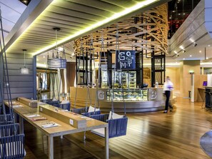 2 bars, lounge dans le hall