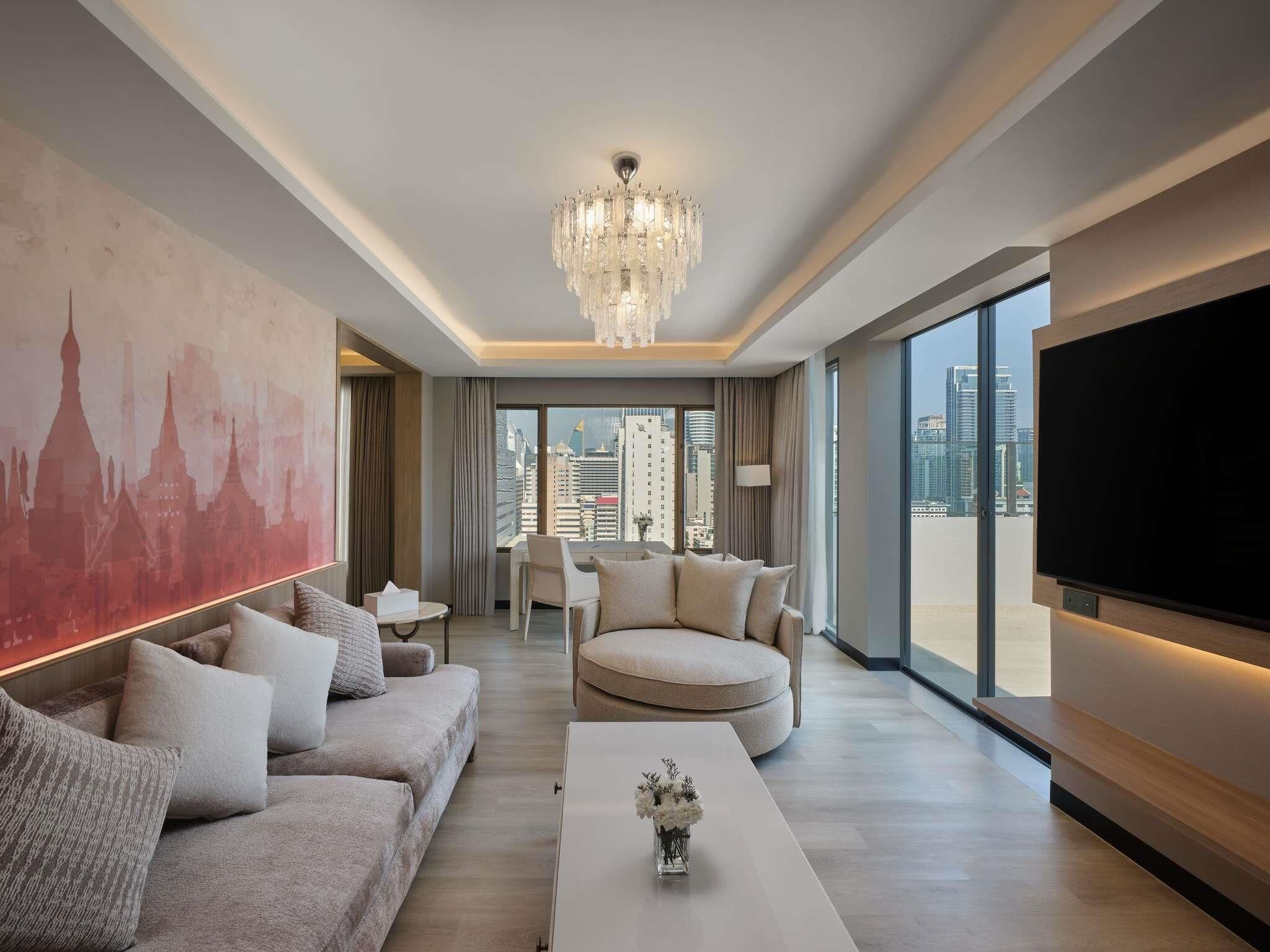 Chăn bông, minibar, két bảo mật tại phòng, bàn 