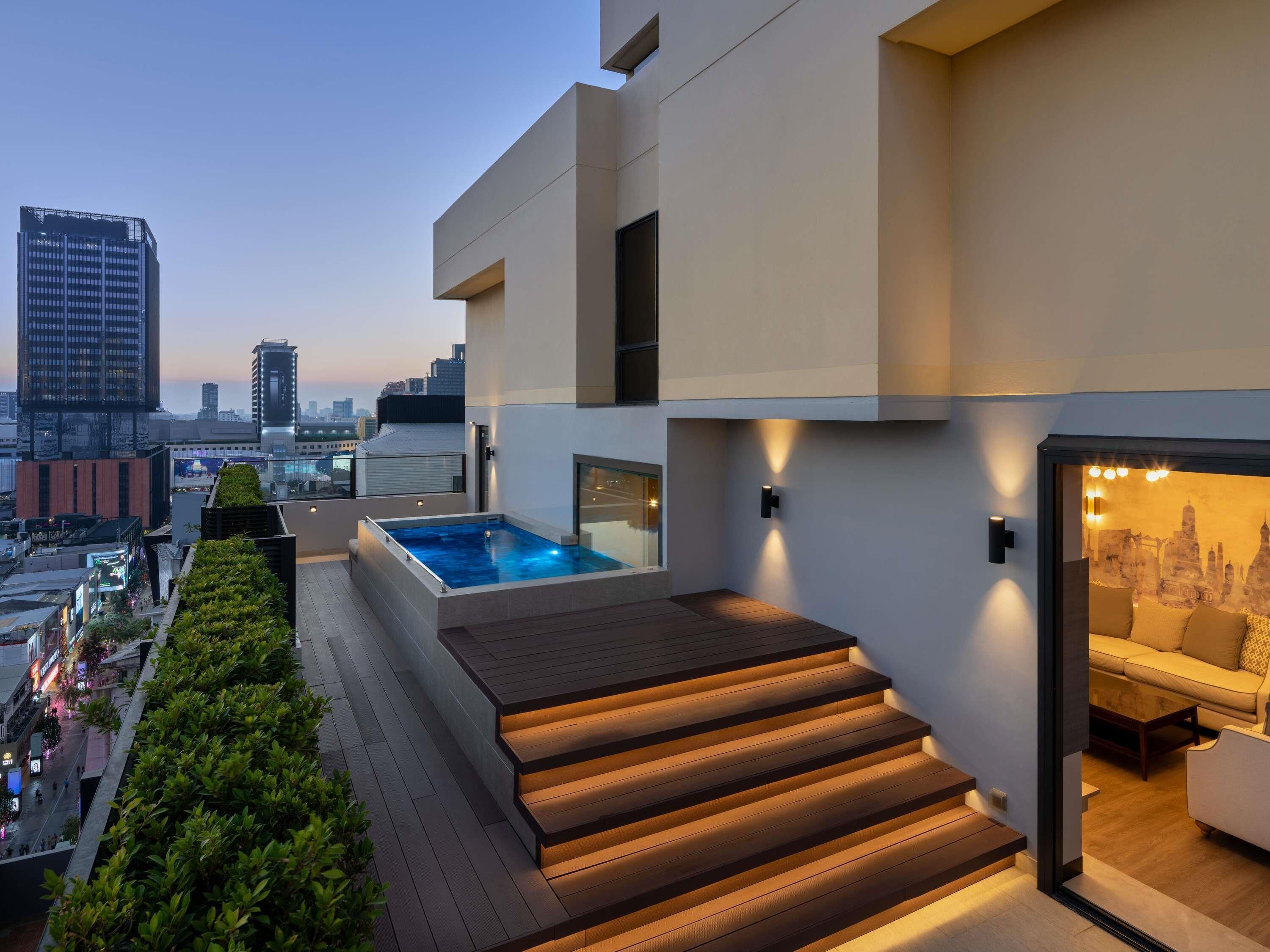 Selimut bulu angsa, minibar, brankas, dan meja kerja