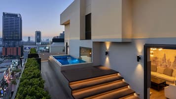 Selimut bulu angsa, minibar, brankas, dan meja kerja