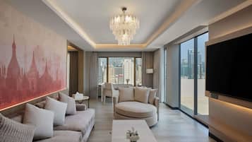 Selimut bulu angsa, minibar, brankas, dan meja kerja