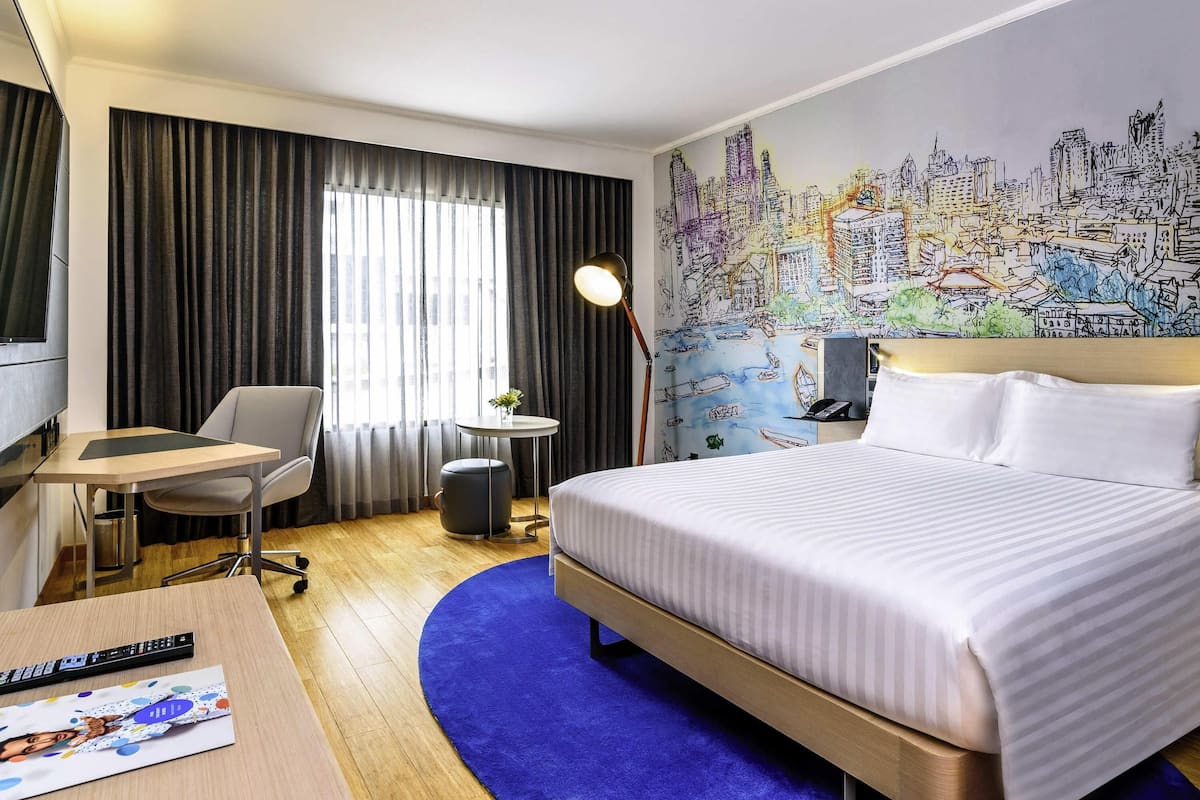 Habitación Deluxe, 1 cama Queen size y sofá cama | Edredón, minibar, caja de seguridad en la habitación y escritorio