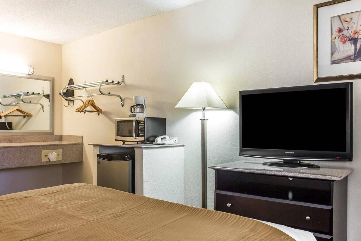 Standard Room, 1 Double Bed, Non Smoking | Premium bedding, iron/ironing board, free cots/infant beds