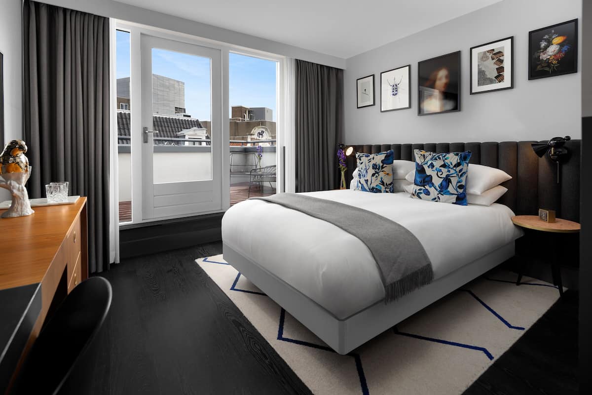 Habitación, 1 cama Queen size, balcón (Essential) | Ropa de cama de alta calidad y minibar