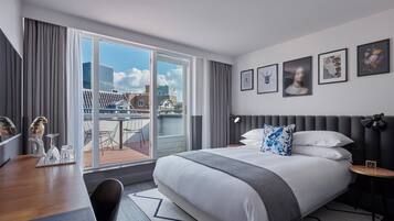 Kamer, 1 kingsize bed, balkon (Essential) | Luxe beddengoed, een minibar, een kluis op de kamer, een bureau