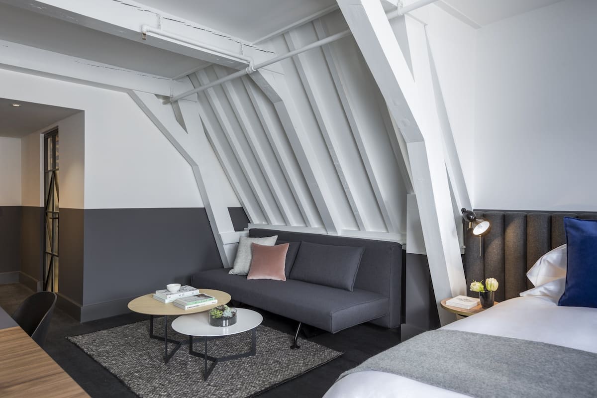 Suite, 1 kingsize bed met slaapbank | Luxe beddengoed, een minibar, een kluis op de kamer, een bureau