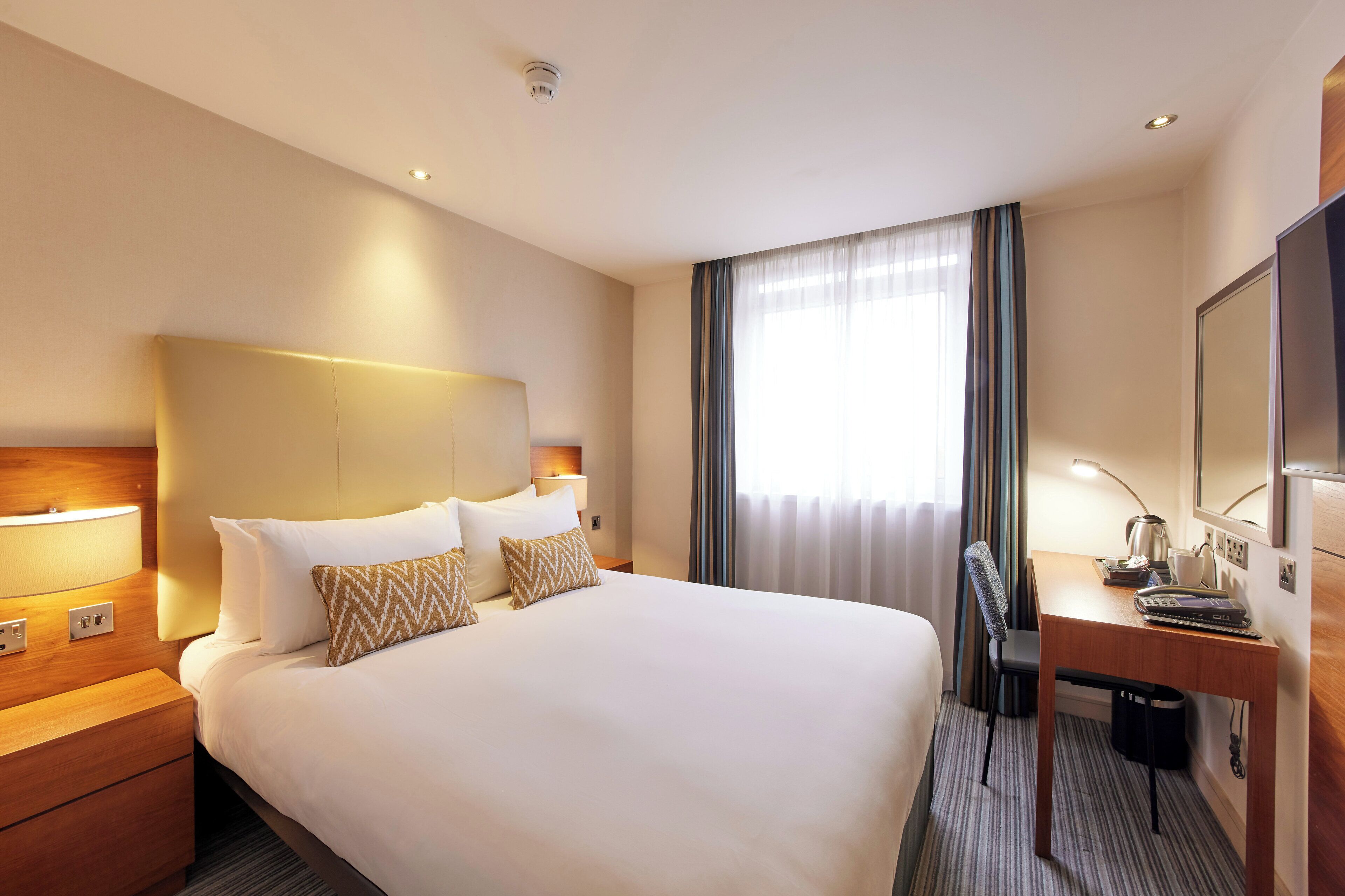 Standard-dobbeltværelse | Allergivenligt sengetøj, pengeskab på værelset, skrivebord