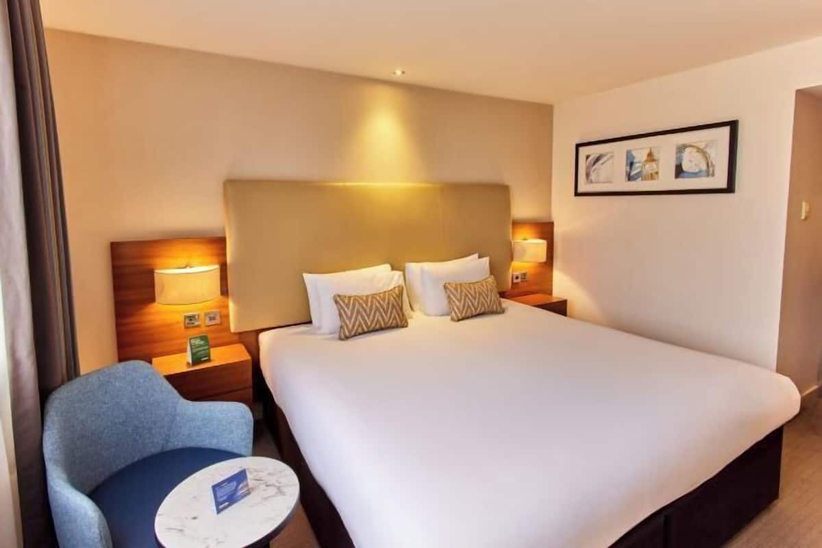 Hypo-allergenic bedding, in-room safe, desk, laptop workspace