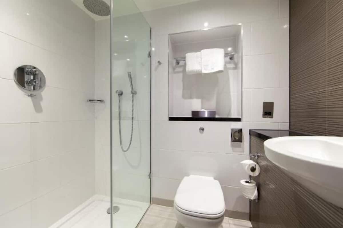 Bathroom | Combined shower/bathtub, eco-friendly toiletries, hair dryer, towels