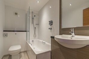 Combined shower/bathtub, eco-friendly toiletries, hair dryer, towels