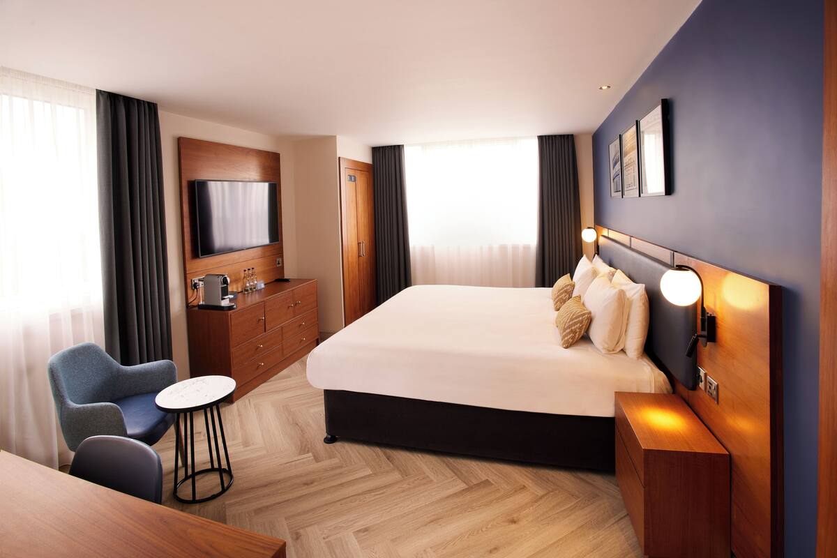 Deluxe Family Room Sleeps 4 | Hypo-allergenic bedding, in-room safe, desk, laptop workspace