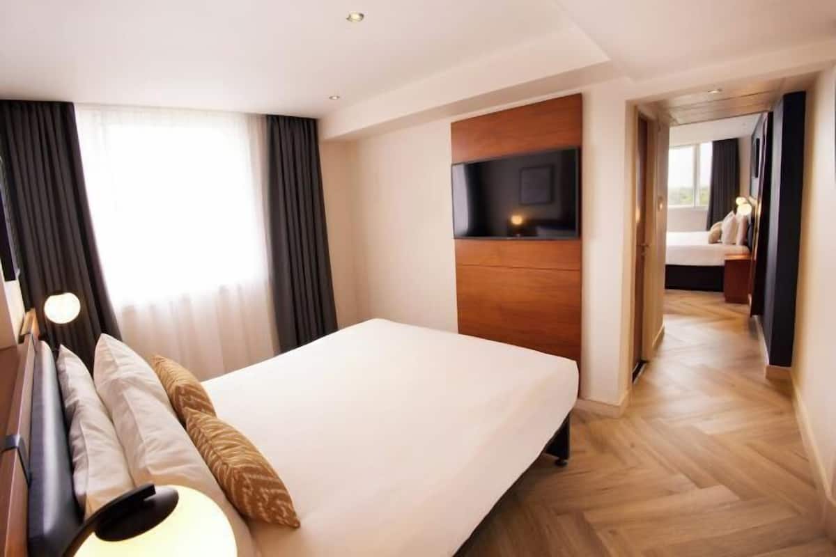 Hypo-allergenic bedding, in-room safe, desk, laptop workspace