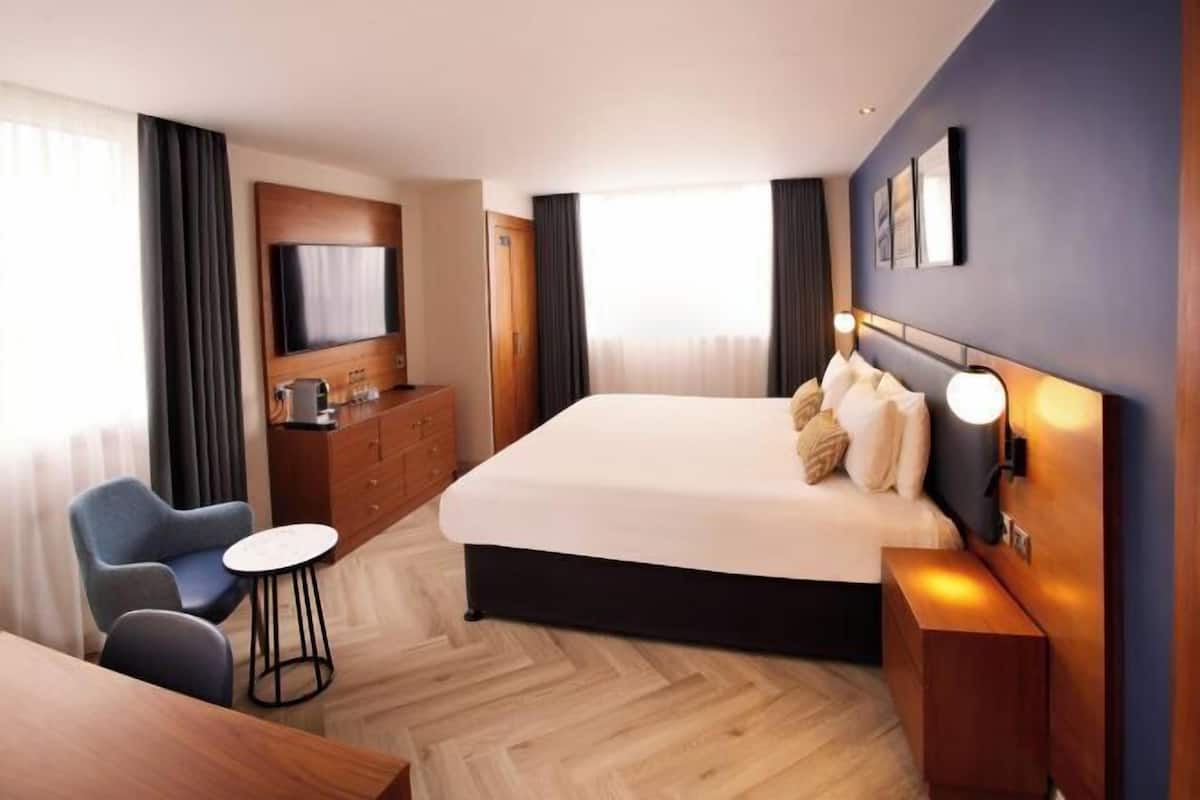 Roupas de cama antialérgicas, cofres nos quartos, escrivaninha