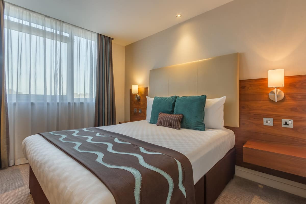 Hypo-allergenic bedding, in-room safe, desk, laptop workspace
