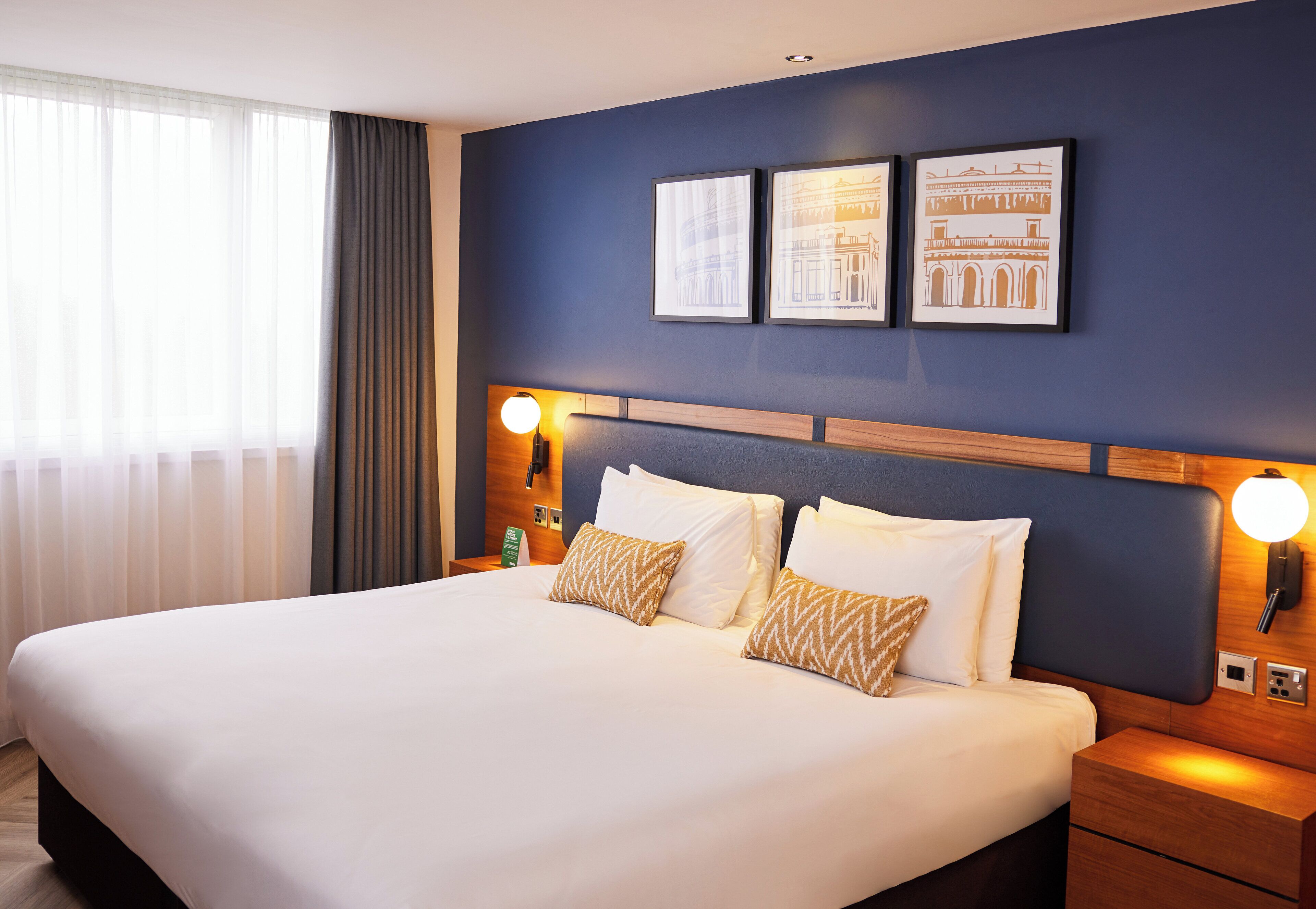 低刺激性寝具、セーフティボックス (室内)、デスク、ノートパソコン用作業スペース