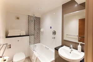 Combined shower/bathtub, eco-friendly toiletries, hair dryer, towels - Thistle London Hyde Park Kensington Gardens (London)