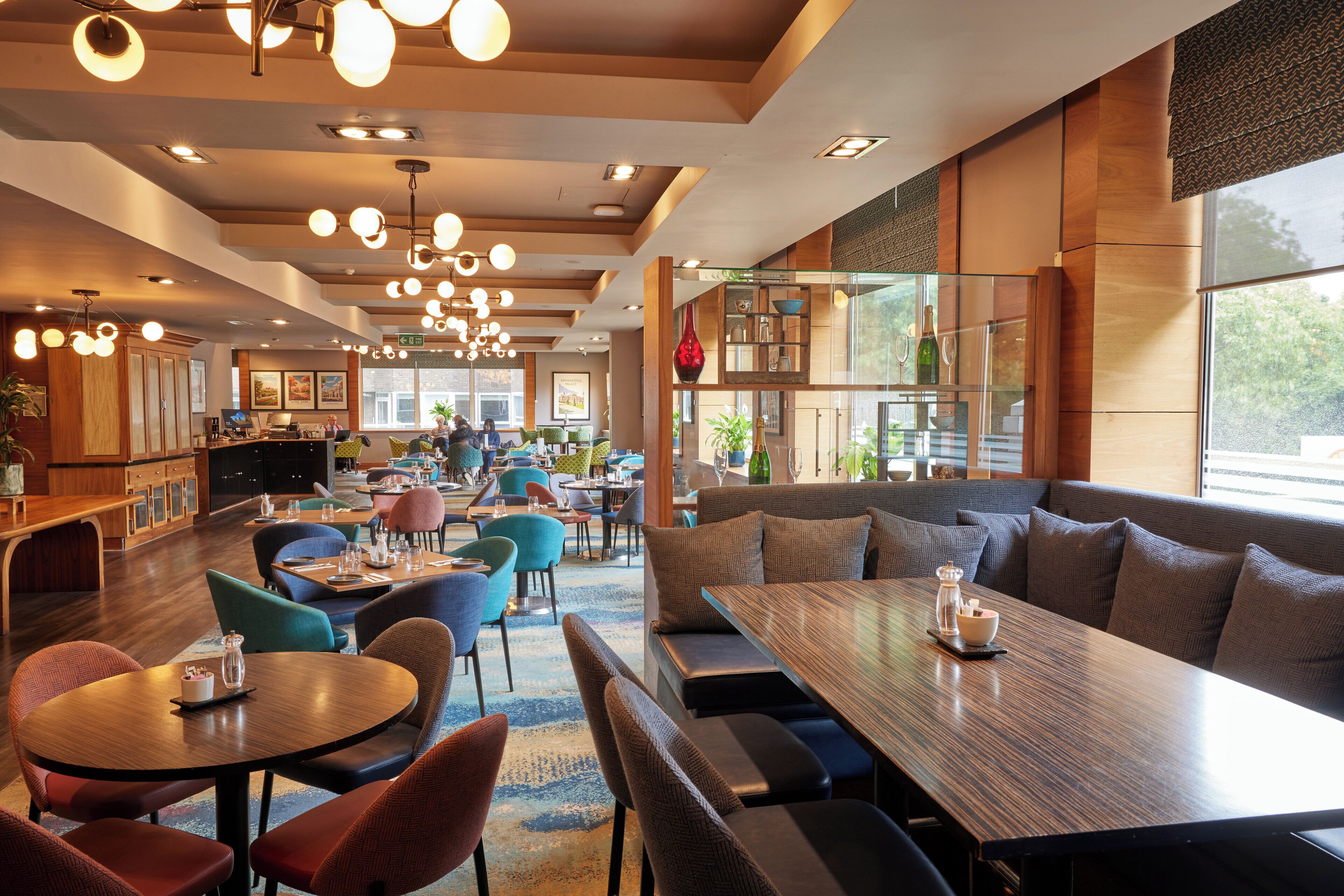 Aperto a colazione, cucina internazionale, con vista sul giardino 