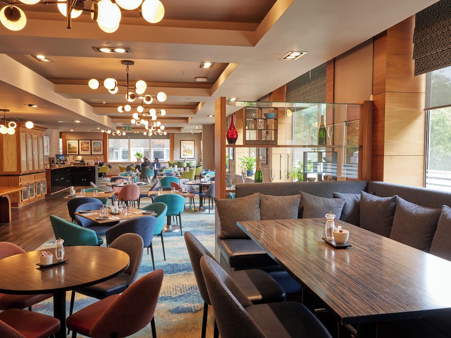 Der serveres morgenmad og internationale retter med udsigt til haven