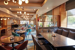 Breakfast, lunch, dinner served; international cuisine, garden views  - Thistle London Hyde Park Kensington Gardens (London)