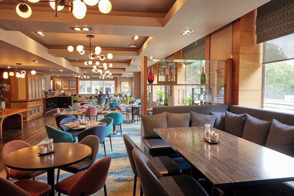 供应早餐、午餐和晚餐,国际美食,花园景观