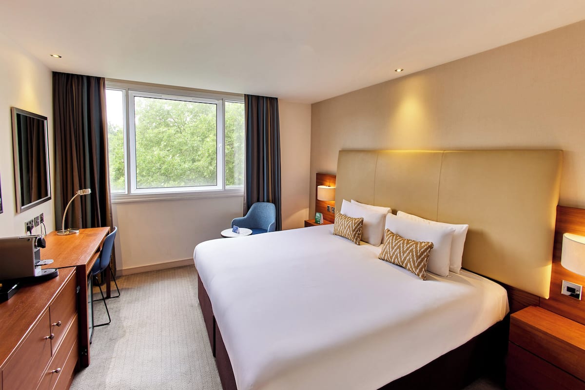 Hypo-allergenic bedding, in-room safe, desk, laptop workspace