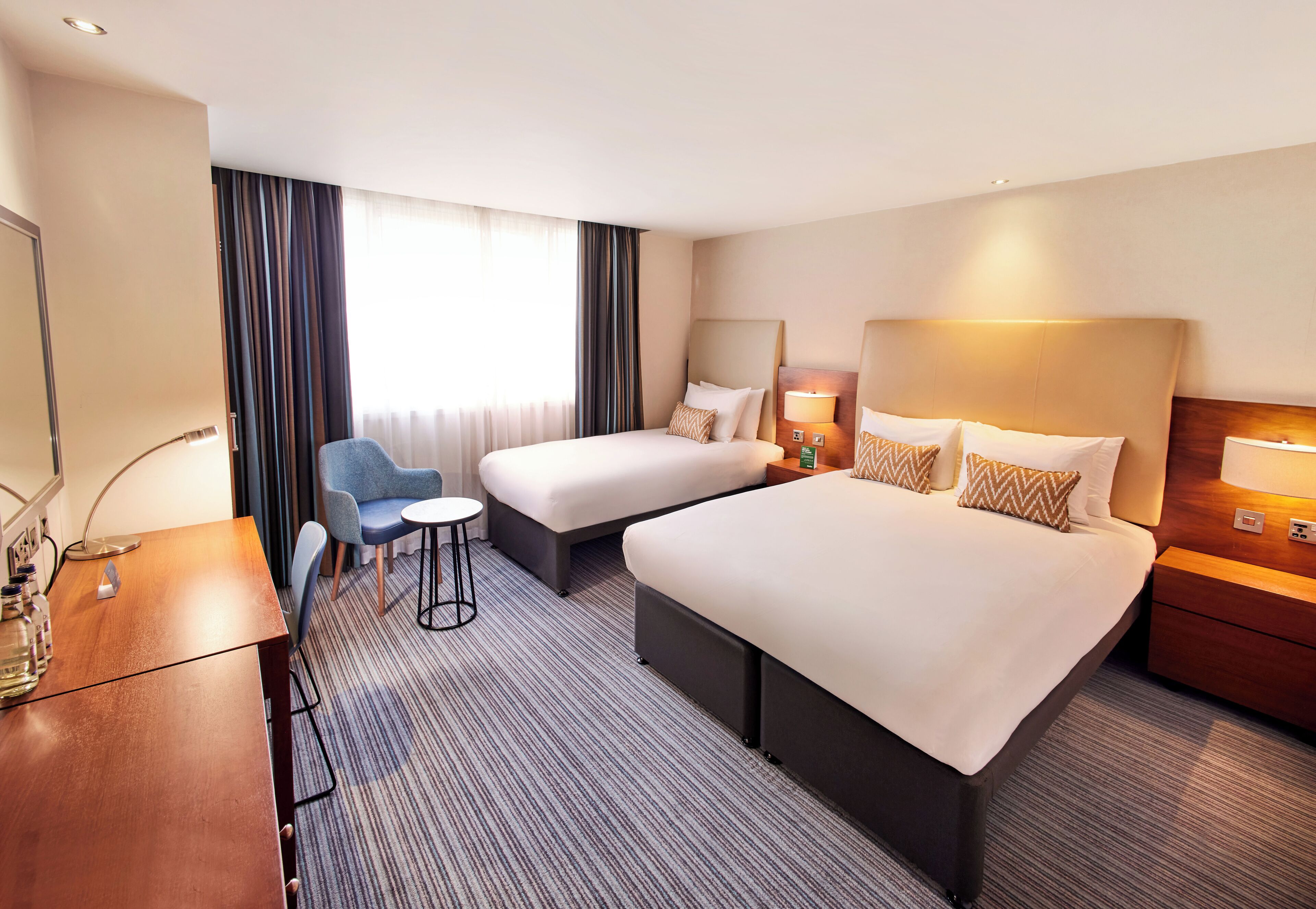 Family Room Sleeps 3 | 低過敏寢具、客房內保險箱、書桌、筆電工作空間