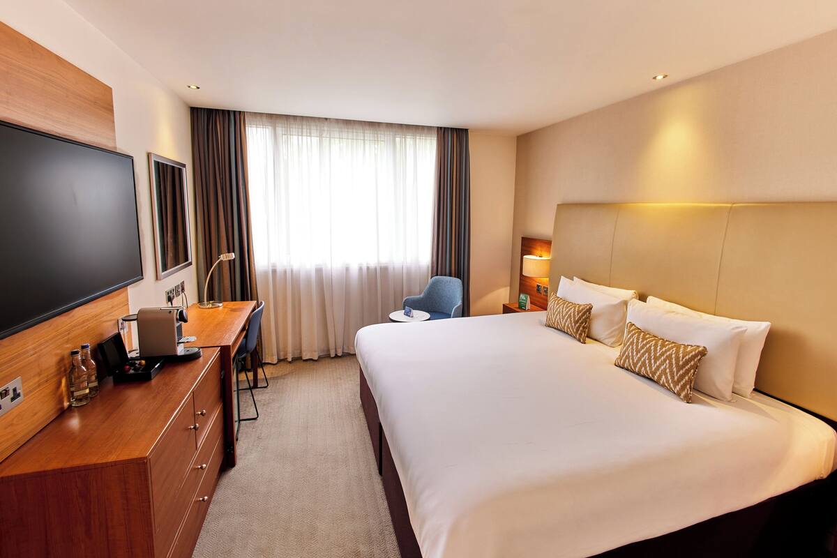 Deluxe Double Room, 1 King Bed, Garden View | Hypo-allergenic bedding, in-room safe, desk, laptop workspace