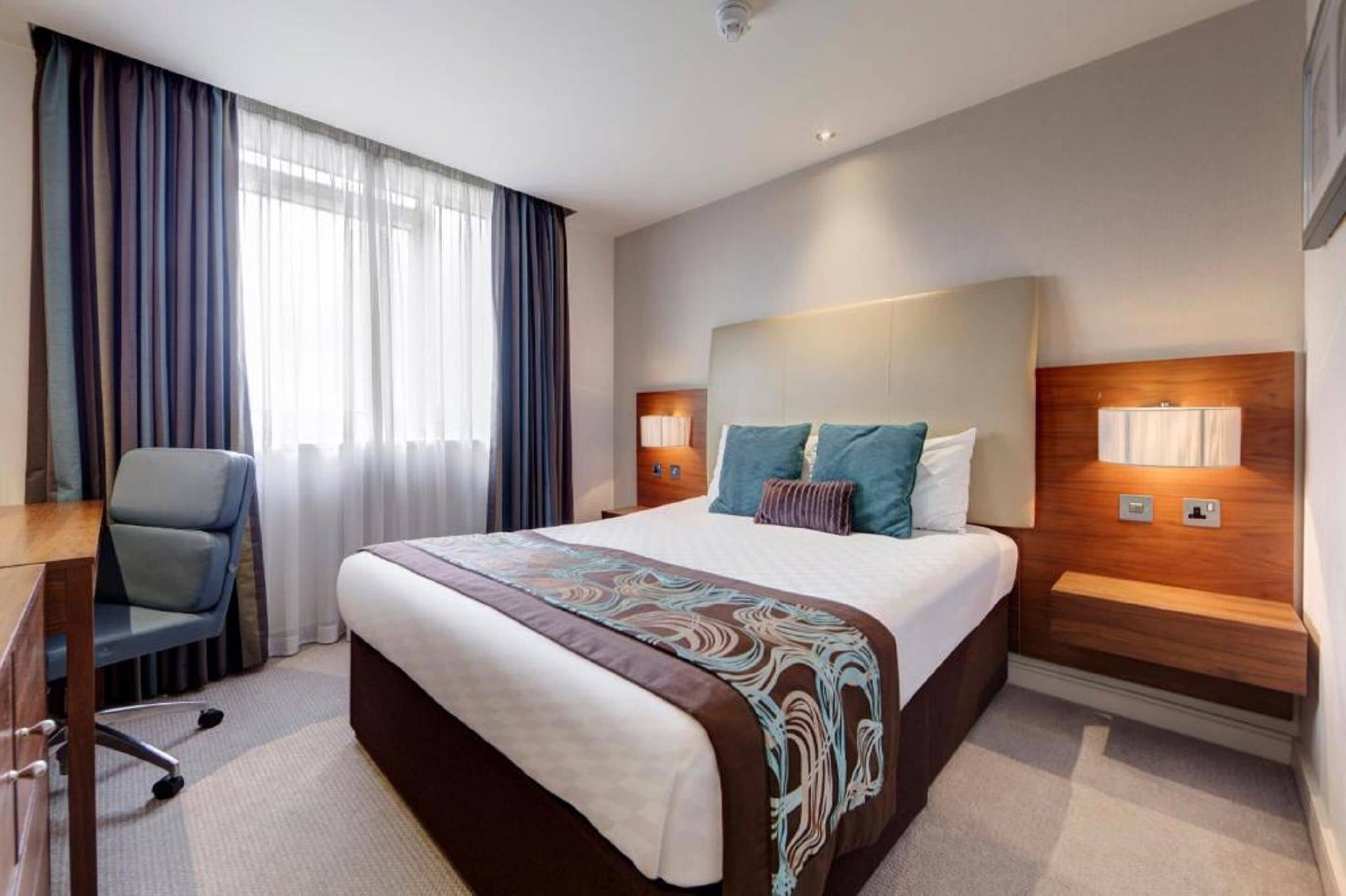 Standard - kahden hengen huone | Allergiatestatut vuodevaatteet, tallelokero huoneessa, työpöytä