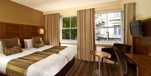 Tallelokero huoneessa, työpöytä, pimennysverhot, äänieristys