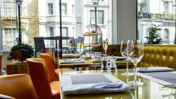 Der serveres frokost og aftensmad