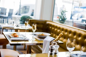 Lunch and dinner served  - Blakemore Hyde Park (London)