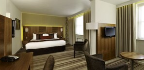 Club suite | Een kluis op de kamer, een bureau, verduisterende gordijnen