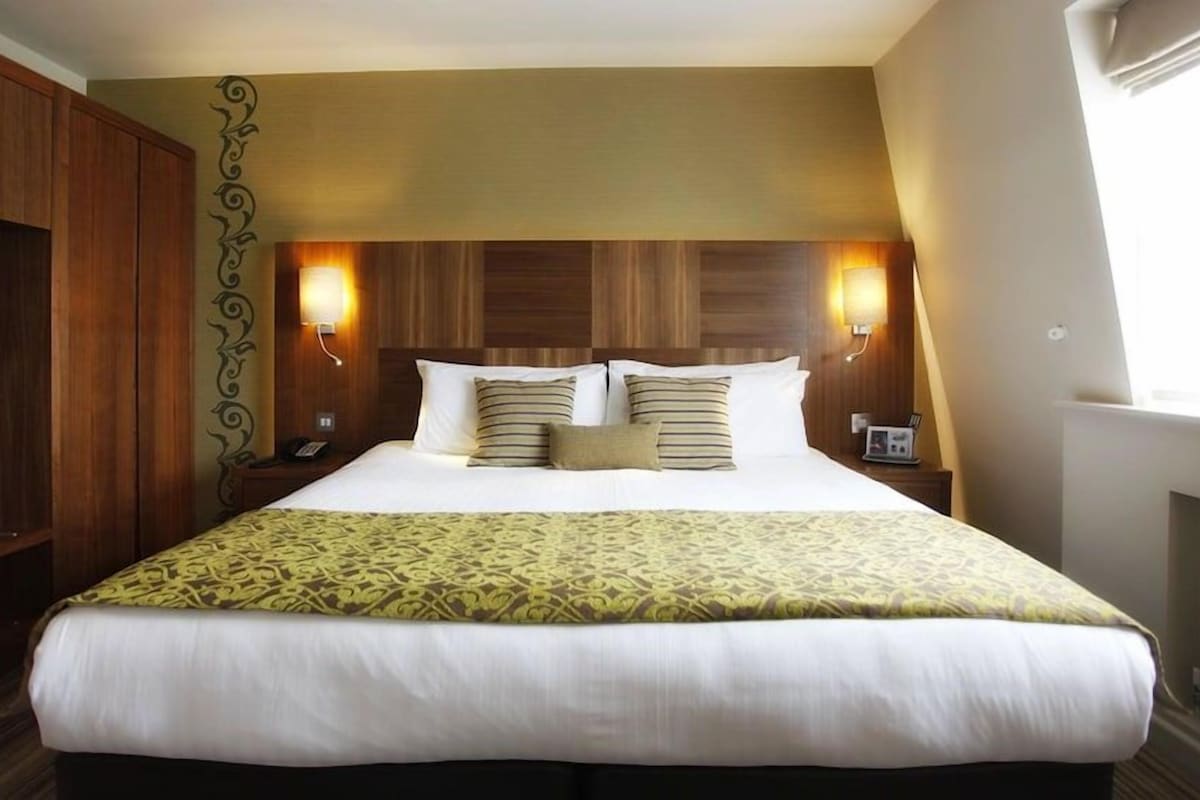 In-room safe, desk, blackout drapes, soundproofing