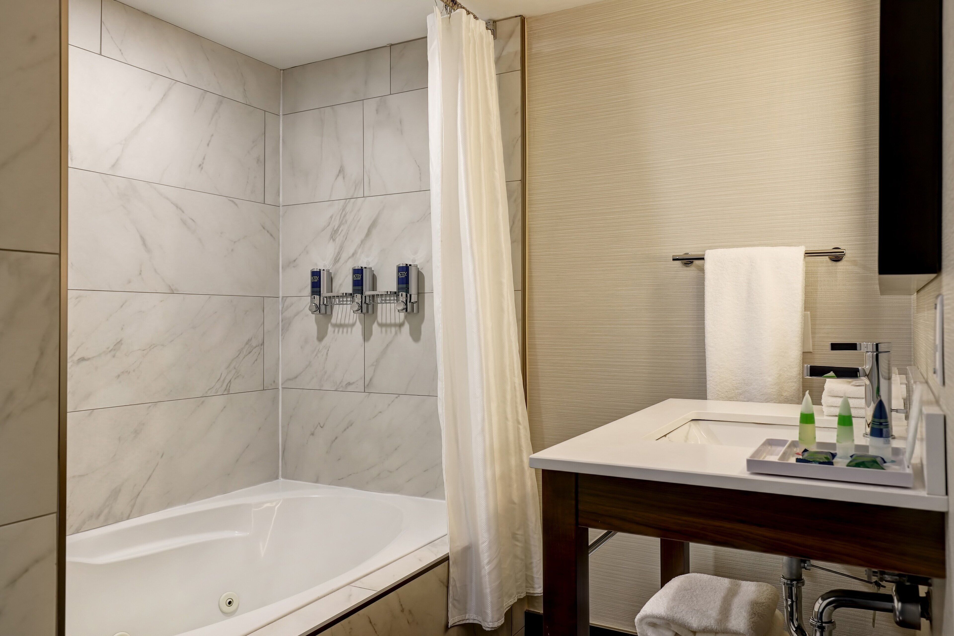 executive suite, 1 bedroom | bathroom | combined shower/bathtub, free toiletries, hair dryer, towels