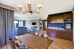 Suite ejecutiva, 1 habitación | Ropa de cama de alta calidad y colchones con acolchado adicional