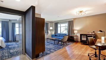 Suite, 1 King-Bett und Schlafsofa, Nichtraucher | Hochwertige Bettwaren, Pillowtop-Betten, Zimmersafe, Schreibtisch