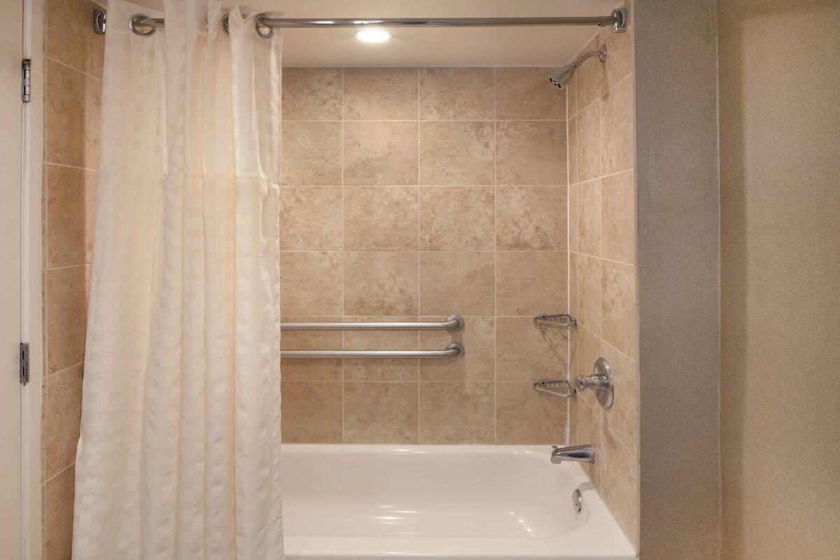Suite, 1 kingsize-seng, tilgjengelighetstilpasset, badekar | Bad | Designertoalettartikler, hårføner og håndklær