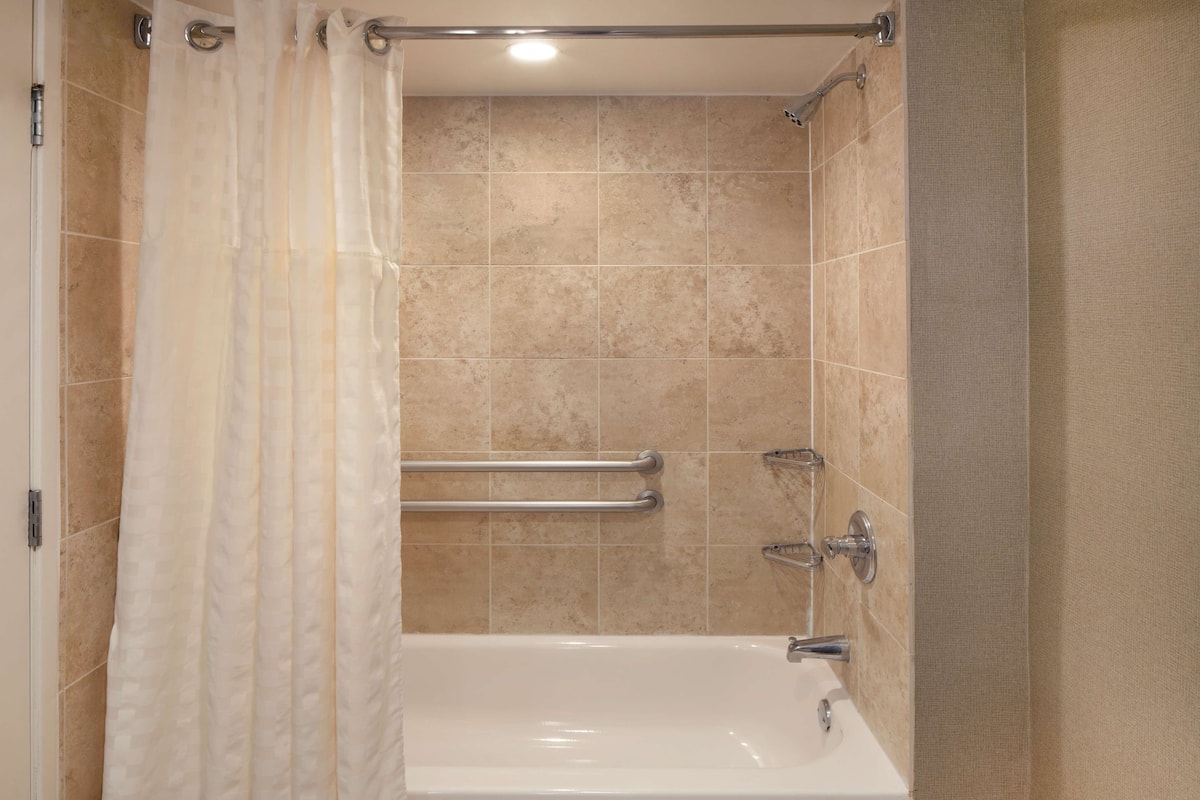 Suite, 1 King Bed, Accessible, Bathtub | Bathroom