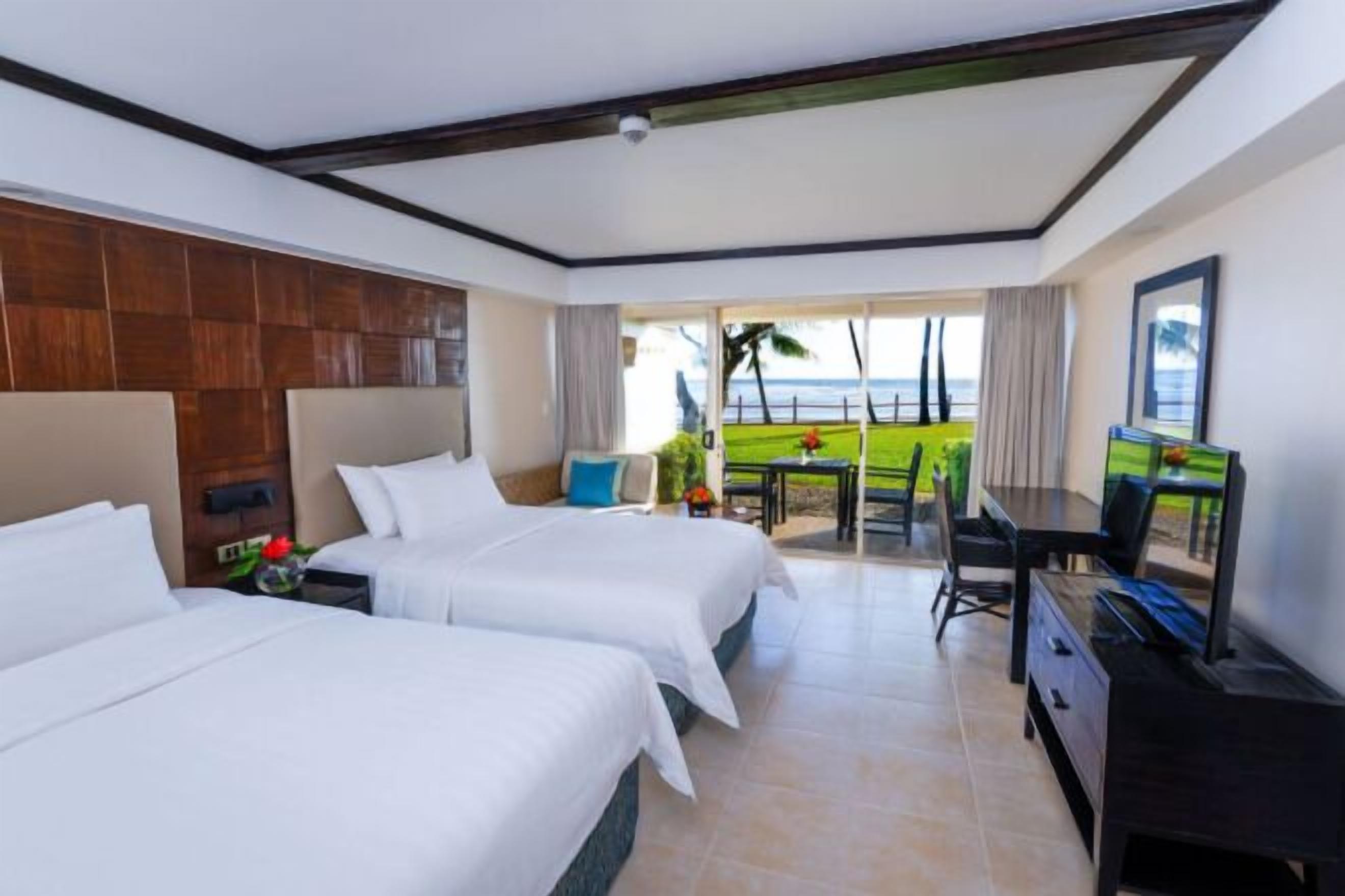 Ropa de cama de alta calidad y caja de seguridad en la habitación 