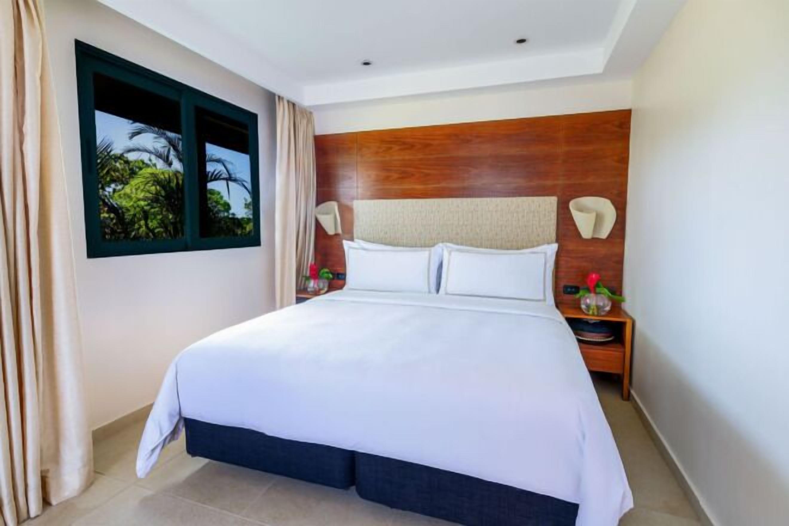 高級寝 具、セーフティボックス (室内)、デスク、ノートパソコン用作業スペース